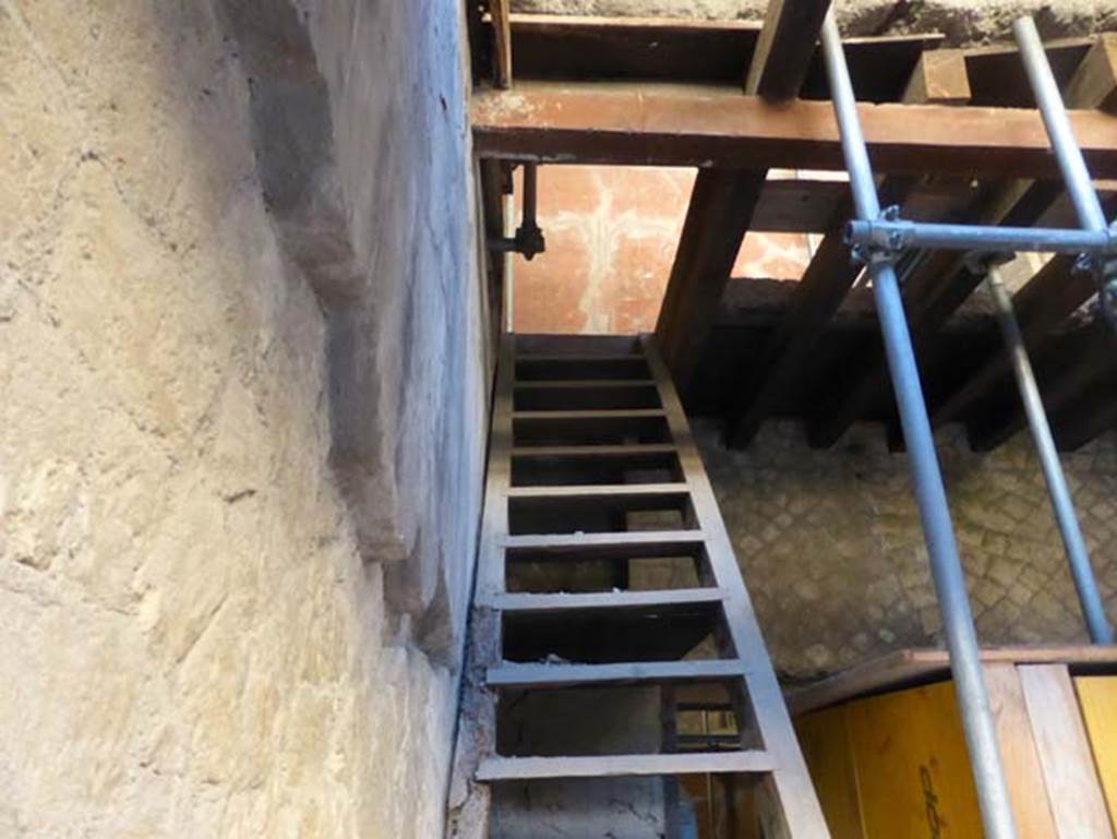 V.18, Herculaneum, September 2015. Staircase to upper floor. and rooms 17, 18 and 19.